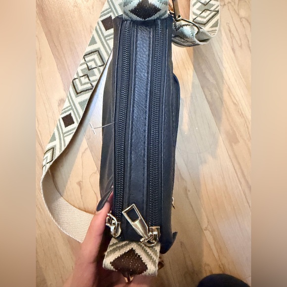 NWOT Aeropostale leather Black Crossbody Bag with Patterned Strap - Picture 3 of 7